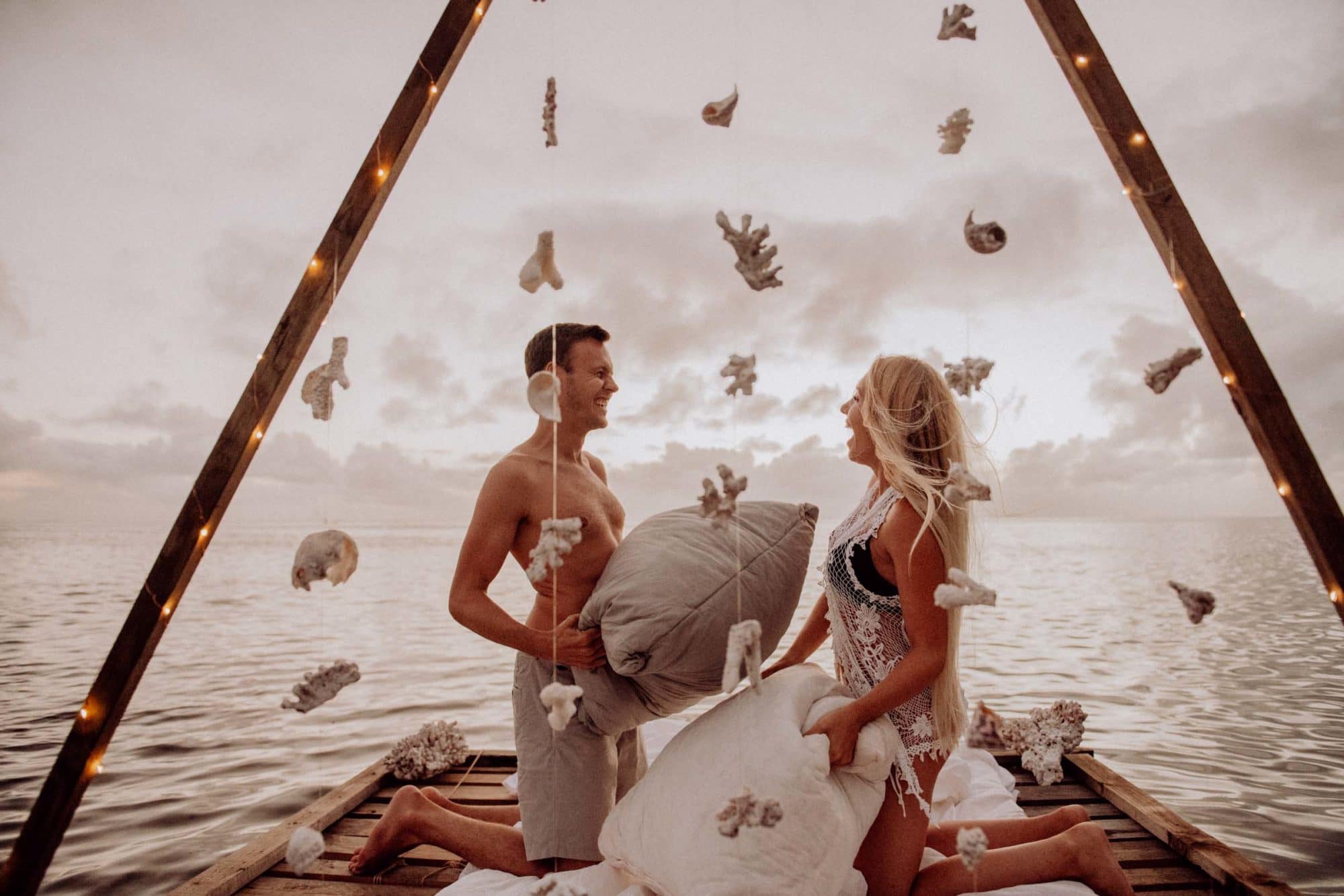 Un lit sur le lagon photoshoot couple moorea