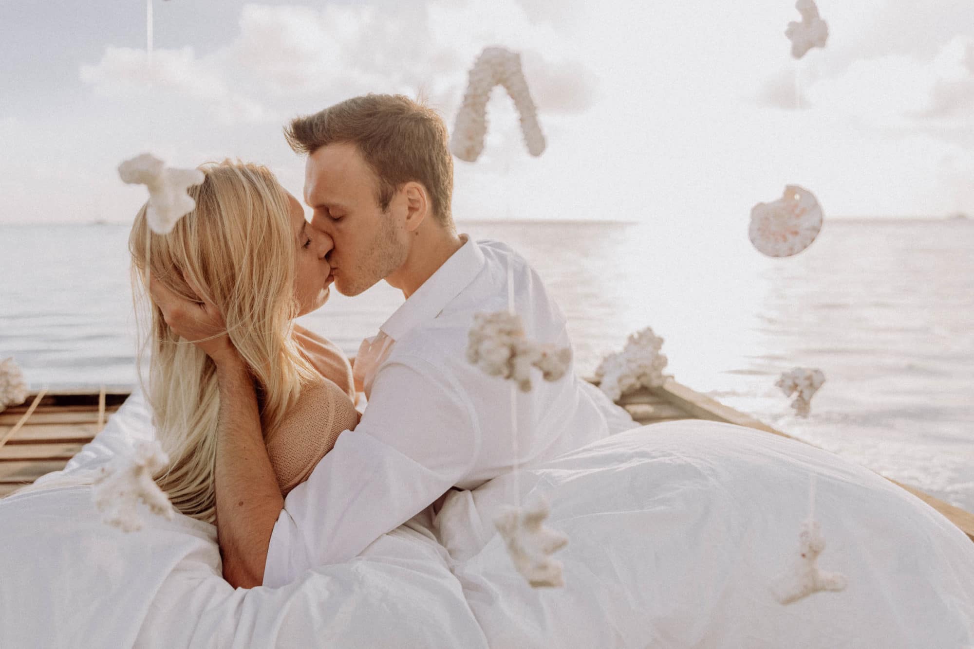 Un lit sur le lagon photoshoot couple moorea