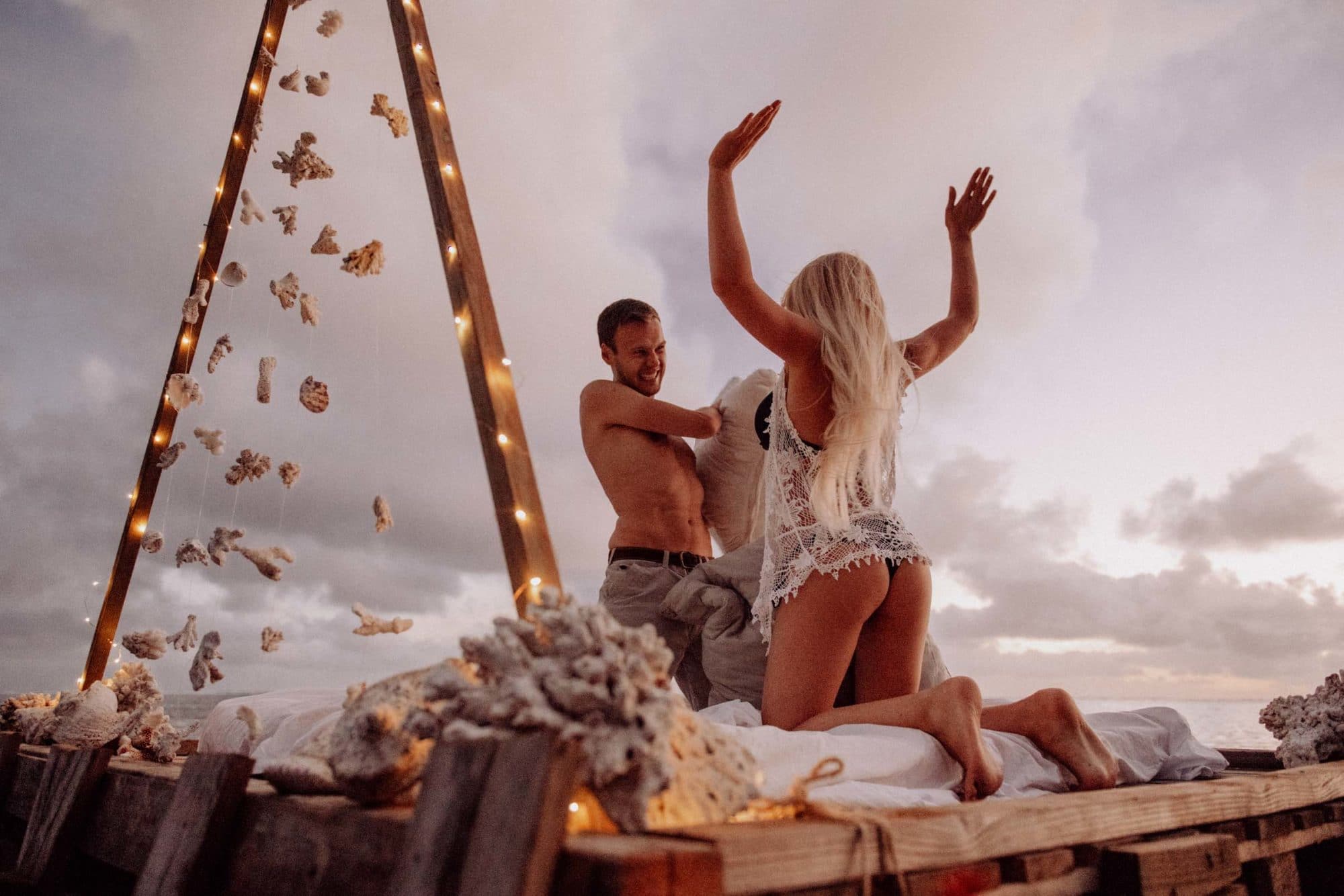 Un lit sur le lagon photoshoot couple moorea