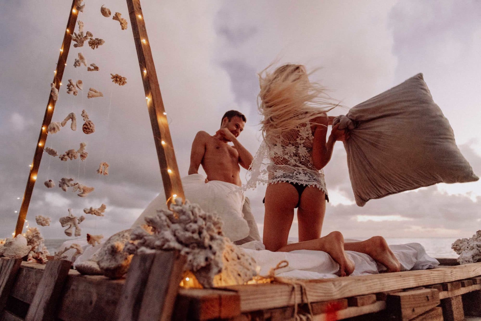 Un lit sur le lagon photoshoot couple moorea