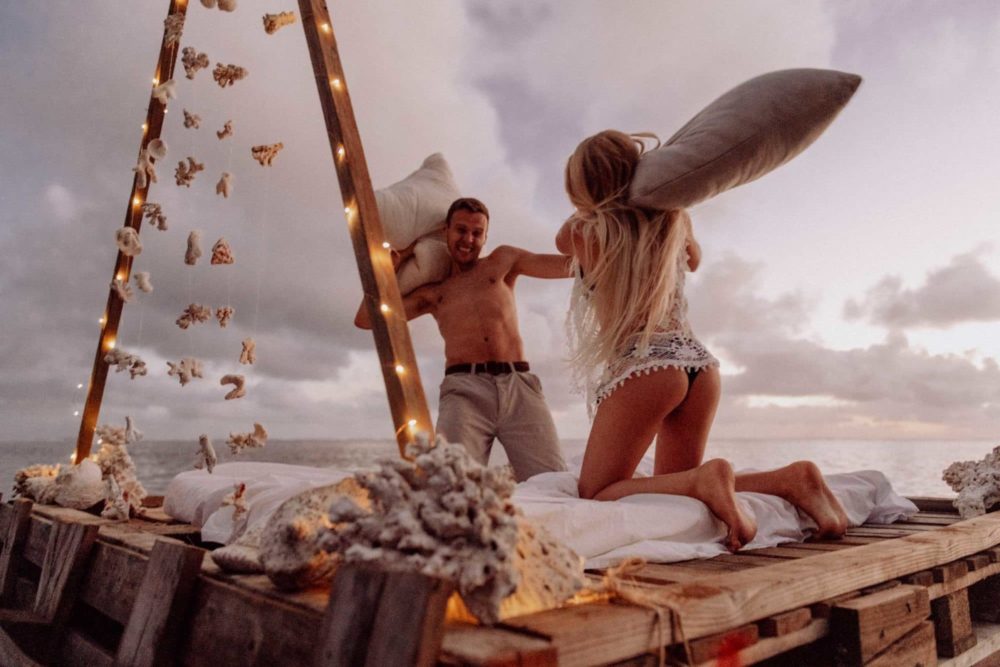 Un lit sur le lagon photoshoot couple moorea