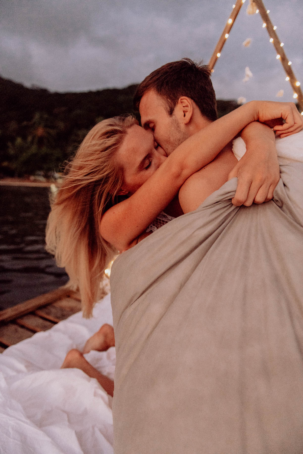 Un lit sur le lagon photoshoot couple moorea