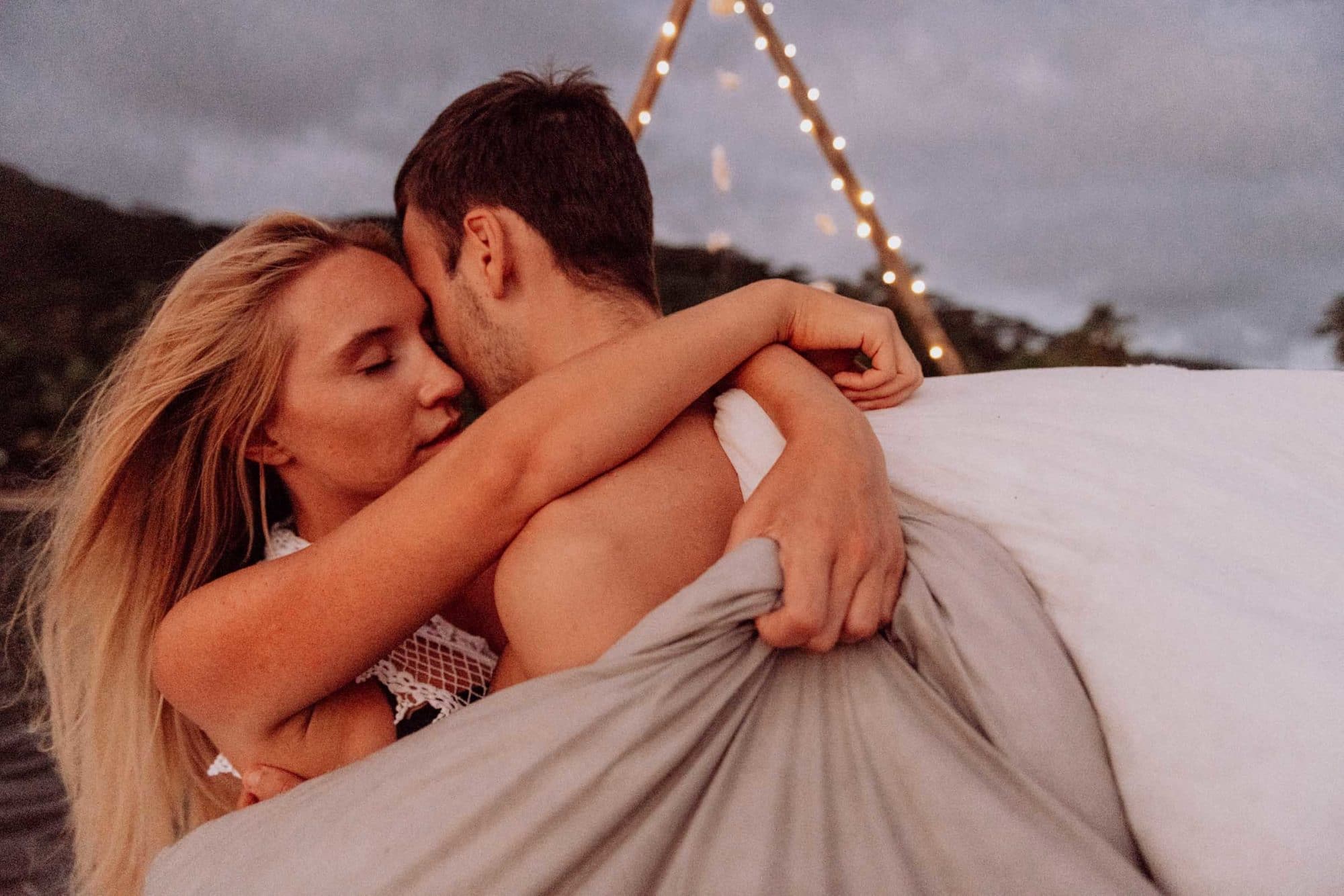 Un lit sur le lagon photoshoot couple moorea