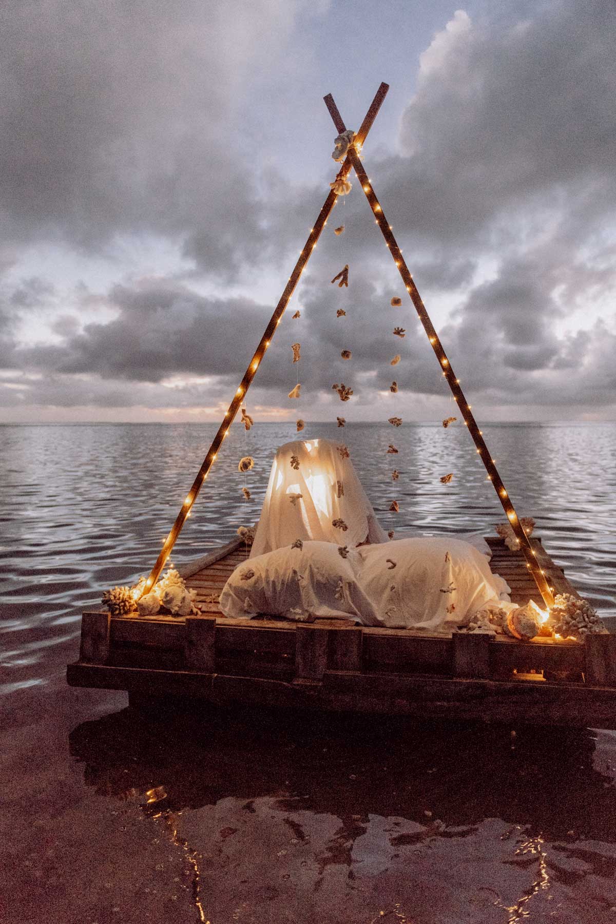 Un lit sur le lagon photoshoot couple moorea