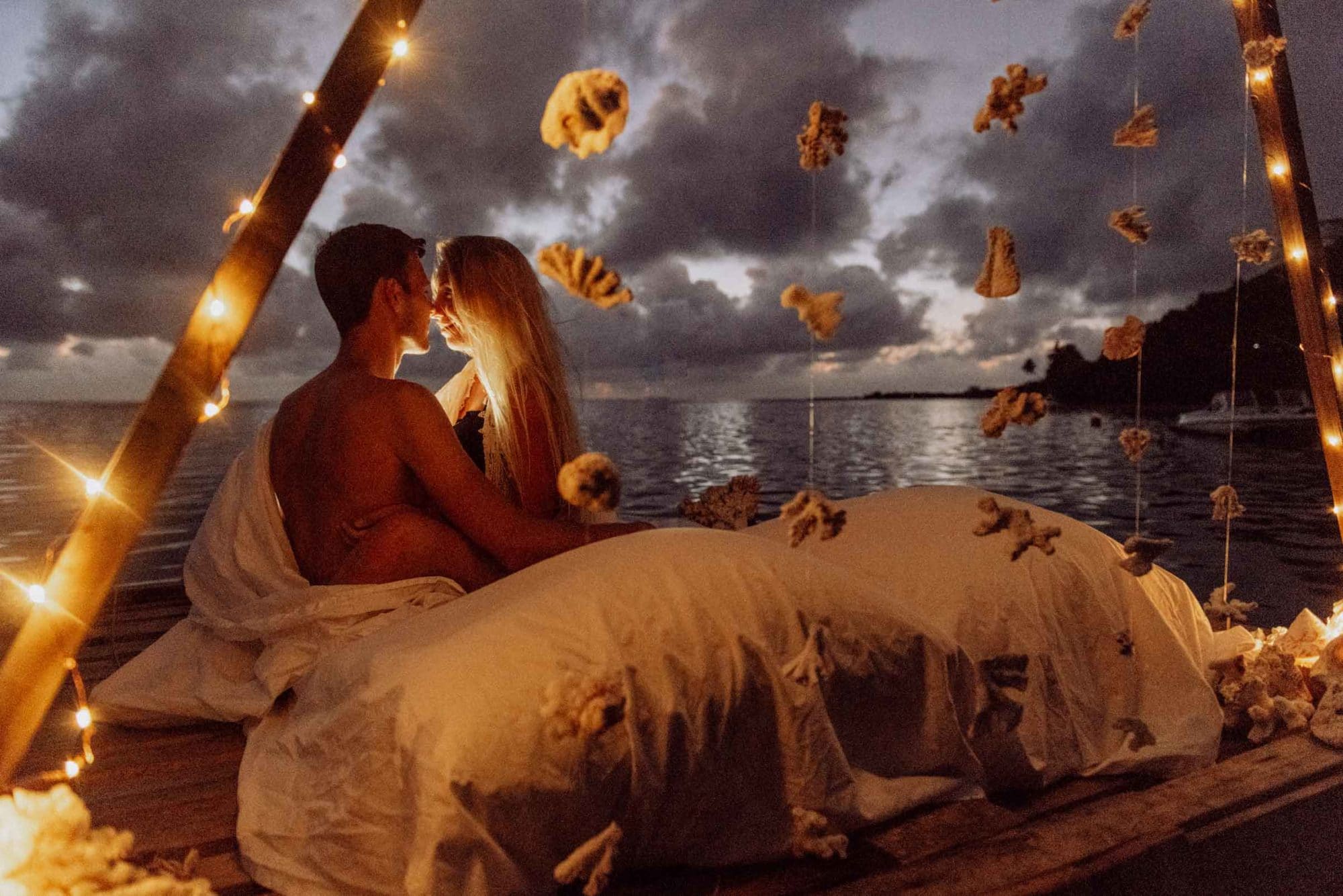 Un lit sur le lagon photoshoot couple moorea