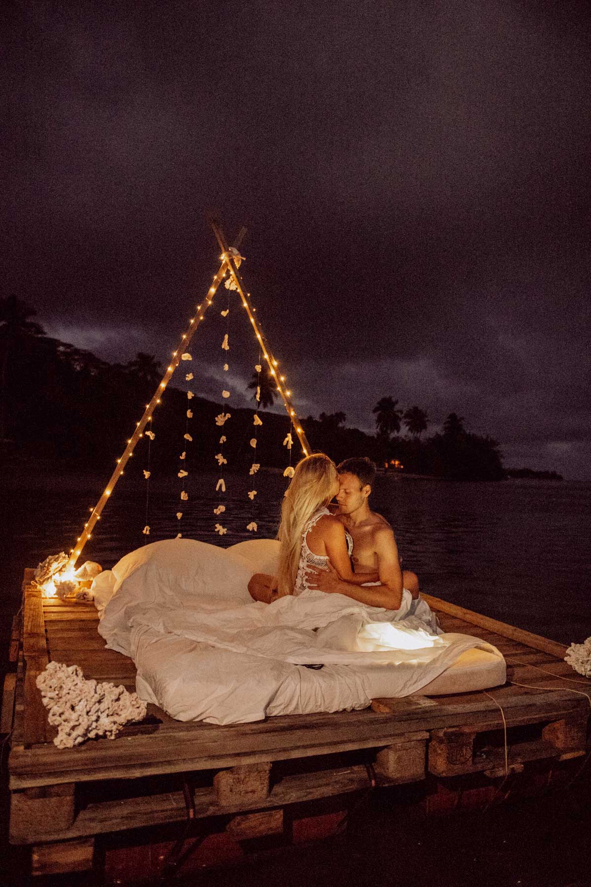 Un lit sur le lagon photoshoot couple moorea