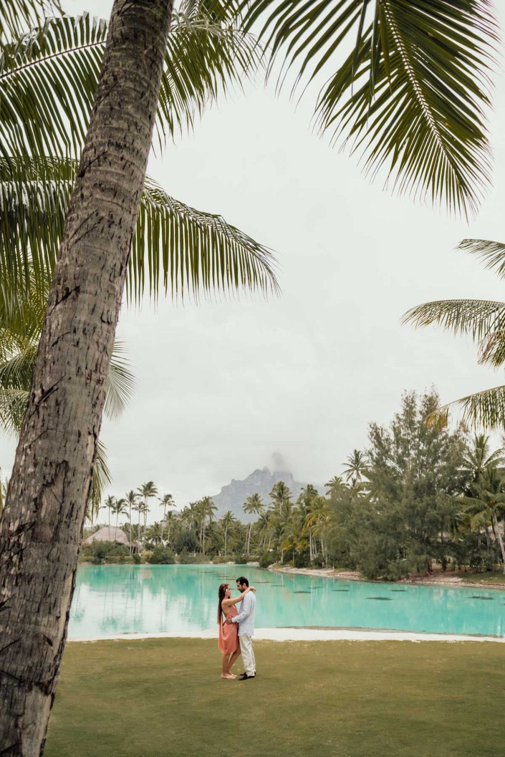 Couple photoshoot St Régis Bora Bora
